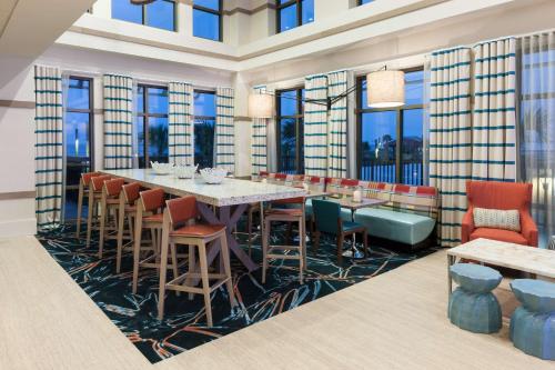 Restaurace v ubytování Hampton Inn & Suites by Hilton Carolina Beach Oceanfront