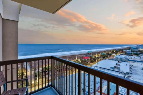 カロライナビーチにあるHampton Inn & Suites by Hilton Carolina Beach Oceanfrontのビーチと海の景色を望むバルコニー