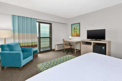 TV a/nebo společenská místnost v ubytování Hampton Inn & Suites by Hilton Carolina Beach Oceanfront