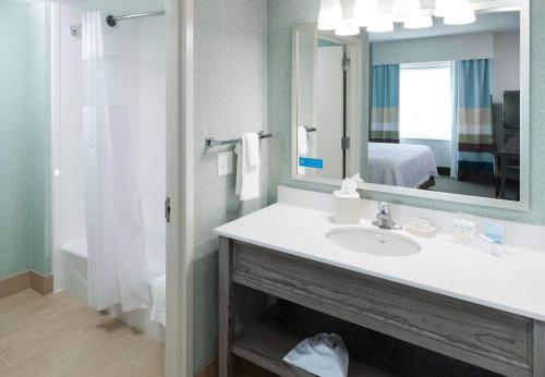 Koupelna v ubytování Hampton Inn & Suites by Hilton Carolina Beach Oceanfront