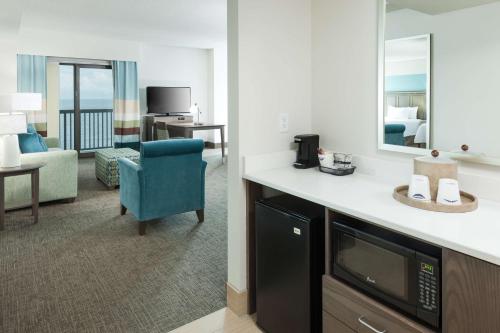 Kuchyň nebo kuchyňský kout v ubytování Hampton Inn & Suites by Hilton Carolina Beach Oceanfront