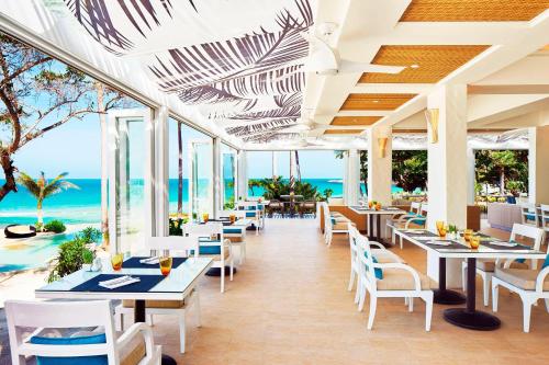 a restaurant with a view of the ocean at Sheraton Samui Resort in Chaweng Noi Beach