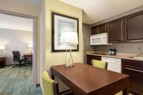 Η κουζίνα ή μικρή κουζίνα στο Homewood Suites by Hilton Macon-North