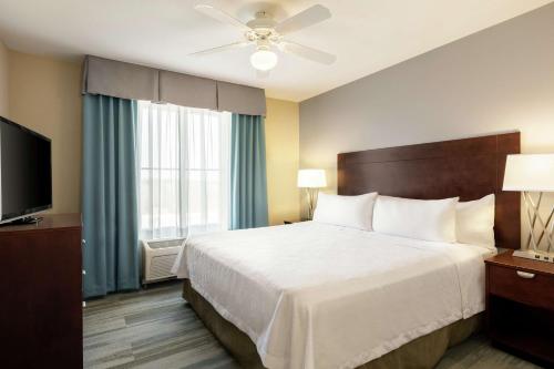Ένα ή περισσότερα κρεβάτια σε δωμάτιο στο Homewood Suites by Hilton Macon-North