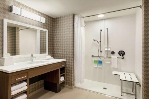 een badkamer met een wastafel en een douche bij Home2 Suites By Hilton Statesboro in Statesboro