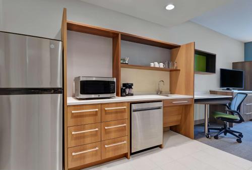 Кухня или мини-кухня в Home2 Suites By Hilton Panama City Beach, Fl
