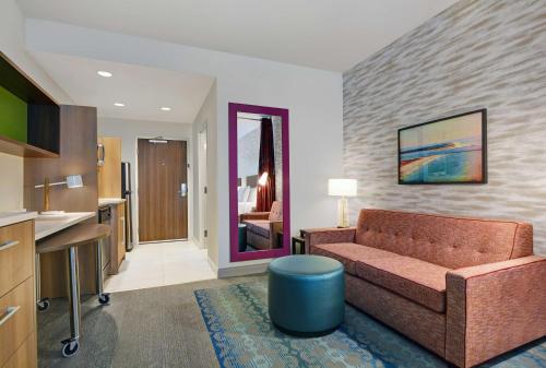 Гостиная зона в Home2 Suites By Hilton Panama City Beach, Fl