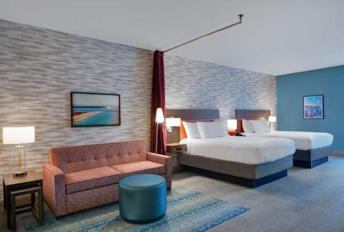 Habitación de hotel con 2 camas y sofá en Home2 Suites By Hilton Panama City Beach, Fl, en Panama City Beach