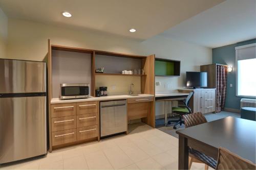 Кухня или мини-кухня в Home2 Suites By Hilton Panama City Beach, Fl
