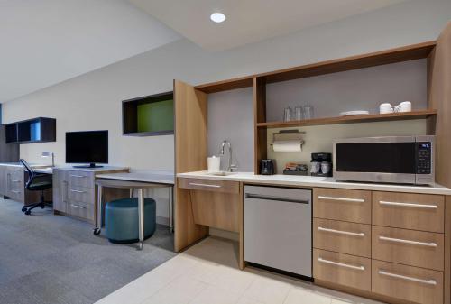 Кухня или мини-кухня в Home2 Suites By Hilton Panama City Beach, Fl

