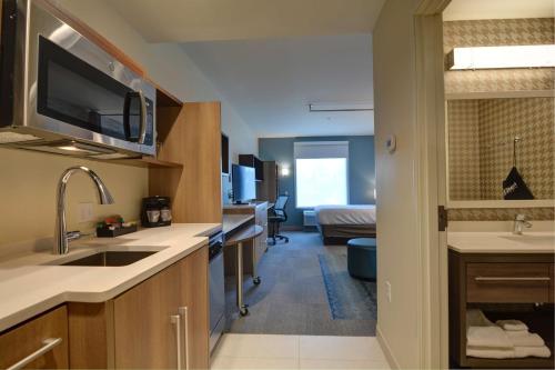 Кухня или мини-кухня в Home2 Suites By Hilton Panama City Beach, Fl
