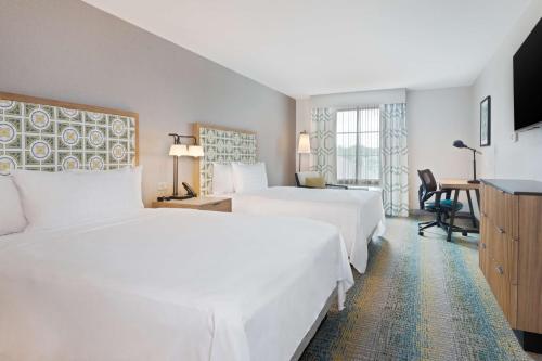 um quarto de hotel com duas camas e uma secretária em Homewood Suites by Hilton St Augustine San Sebastian em Saint Augustine