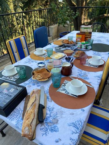 - une table avec des assiettes de nourriture et de pain dans l'établissement château le perchoir, à Montélimar