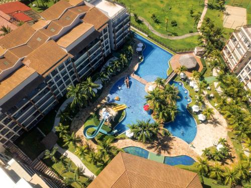 an overhead view of a pool at a resort at Beach Living - pé na areia, 200m do Beach Park in Aquiraz