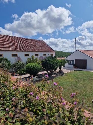 a house with a yard with flowers at Casa Nikana in Turcifal