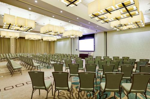 a room with rows of chairs and a projection screen at Hilton Garden Inn Washington D.C./U.S. Capitol in Washington