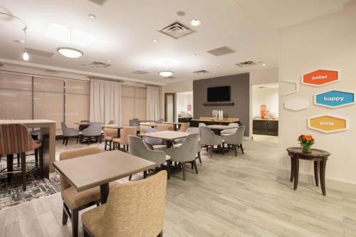 Télévision ou salle de divertissement dans l'établissement Hampton Inn & Suites Denver-Downtown