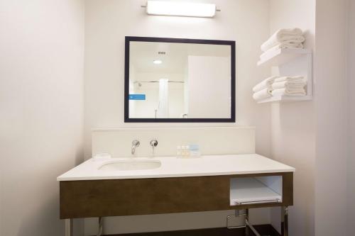Hampton Inn & Suites Denver-Downtown Image