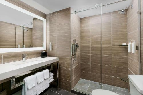 Et badeværelse på Hilton Garden Inn New York Times Square North