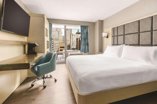 Hilton Garden Inn New York Times Square North Image