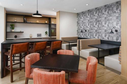 um restaurante com mesas e cadeiras e um bar em Hampton Inn Manhattan-35th St Empire State Bldg em Nova Iorque