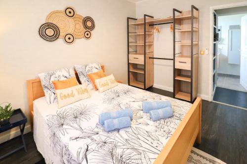 1 dormitorio con 1 cama grande con almohadas azules en Villa Bô Soley, côté Plages et Volcan, en Le Prêcheur