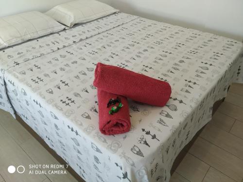Apartment on Carrer del Dr. Lluch في فالنسيا: غرض احمر جالس فوق سرير