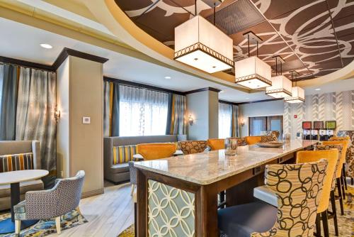 a lobby with a large bar with chairs at Hampton Inn Atlanta Kennesaw in Kennesaw