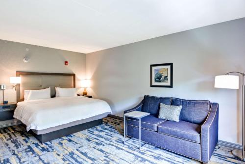 Habitación de hotel con cama y sofá en Hampton Inn Atlanta Kennesaw, en Kennesaw