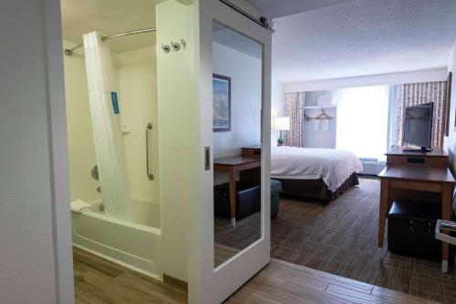 Katil atau katil-katil dalam bilik di Hampton Inn Boca Raton