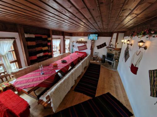 Къща за гости Никула Чорбаджи في زيرافنا: غرفة طعام مع طاولة طويلة في غرفة