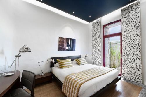 Una cama o camas en una habitación de Domaine Riberach - Restaurant étoilé - Spa - Piscine naturelle - Vignoble bio