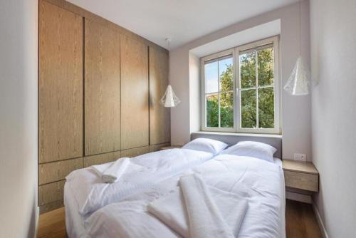 Un pat sau paturi într-o cameră la Stare Miasto Węglarska