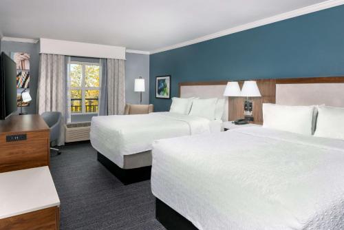 a hotel room with two beds and a window at Hampton Inn Savannah Historic District in Savannah