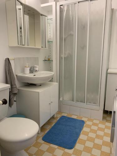 une salle de bain avec toilettes, lavabo et douche dans l'établissement Azzurra, à Menton