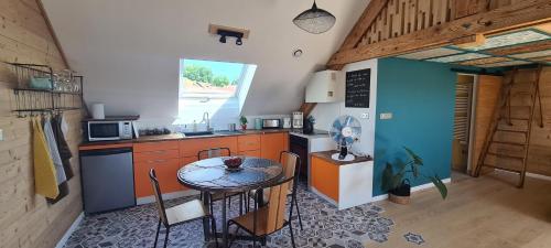 Kuchyň nebo kuchyňský kout v ubytování Gîte des Vernet - Loft chaleureux entre lacs et montagnes