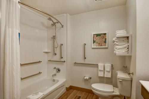 a bathroom with a toilet and a tub and a sink at Hampton Inn Palm Beach Gardens in Palm Beach Gardens