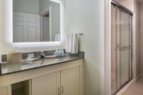 y baño con lavabo y espejo. en Homewood Suites by Hilton Bonita Springs en Bonita Springs