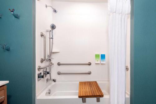 Home2 Suites By Hilton Tampa Downtown Channel District في تامبا: حمام مع حوض استحمام مع طاولة عليه