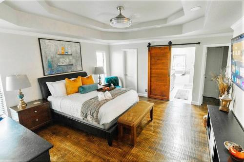 1 dormitorio con 1 cama grande con almohadas de color naranja y azul en Gorgeous Plano Home ~ Private Backyard Pool Oasis en Plano