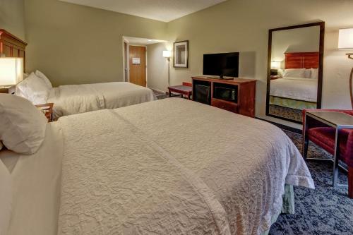 Ένα ή περισσότερα κρεβάτια σε δωμάτιο στο Hampton Inn Charlotte/Matthews