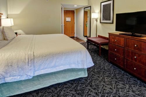 Ένα ή περισσότερα κρεβάτια σε δωμάτιο στο Hampton Inn Charlotte/Matthews