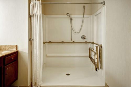 y baño con ducha y cortina de ducha. en Homewood Suites by Hilton Cincinnati-Milford, en Milford