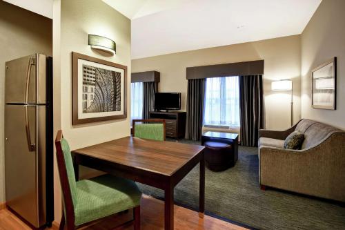 Μια τηλεόραση ή/και κέντρο ψυχαγωγίας στο Homewood Suites by Hilton Cincinnati-Milford