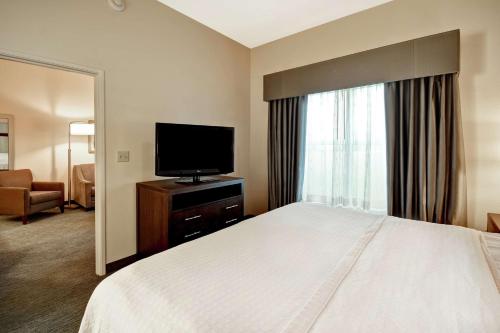 Μια τηλεόραση ή/και κέντρο ψυχαγωγίας στο Homewood Suites by Hilton Cincinnati-Milford