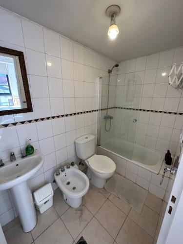 a bathroom with a toilet and a sink and a tub at apart las piedras 2 in San Miguel de Tucumán