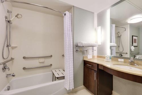 y baño con bañera, lavamanos y ducha. en Homewood Suites by Hilton Dallas/Allen, en Allen