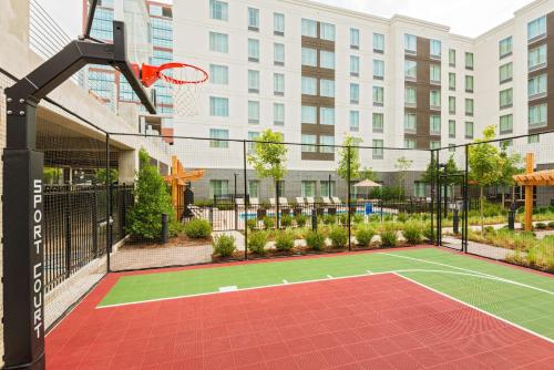 an outdoor basketball court with a basketball hoop at Homewood Suites by Hilton Little Rock Downtown in Little Rock