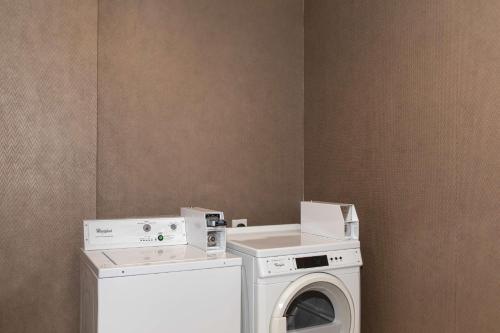 a washing machine and a washer in a room at Hilton Garden Inn Midland in Midland
