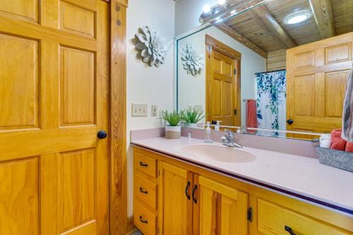 uma casa de banho com um lavatório e um espelho em Hayesville Vacation Rental with Private Pool! em Hayesville